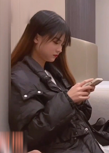 酒店约操大学生兼职外围，软萌乖巧，白嫩翘臀 UbD