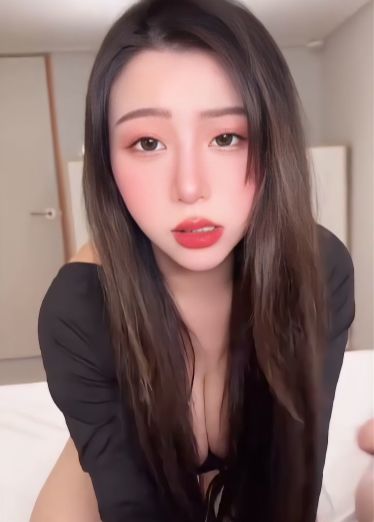 自购高颜值反差女神-巨乳熟女，舔鸡吧的表情太反差了，自己主动坐上来，太会扭，动一下就想射 o9R